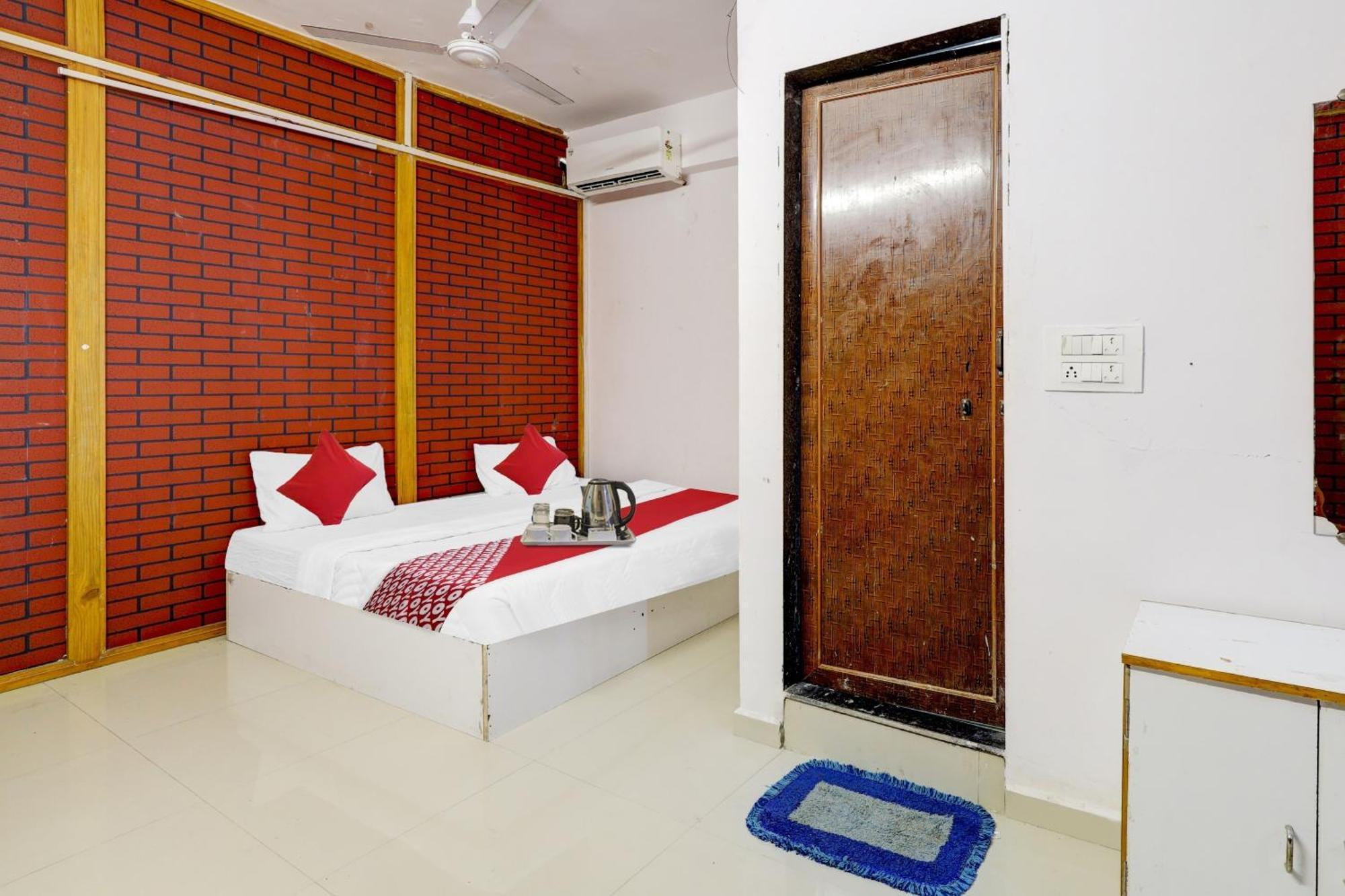 Hotel O Cozy Rooms Surat Luaran gambar