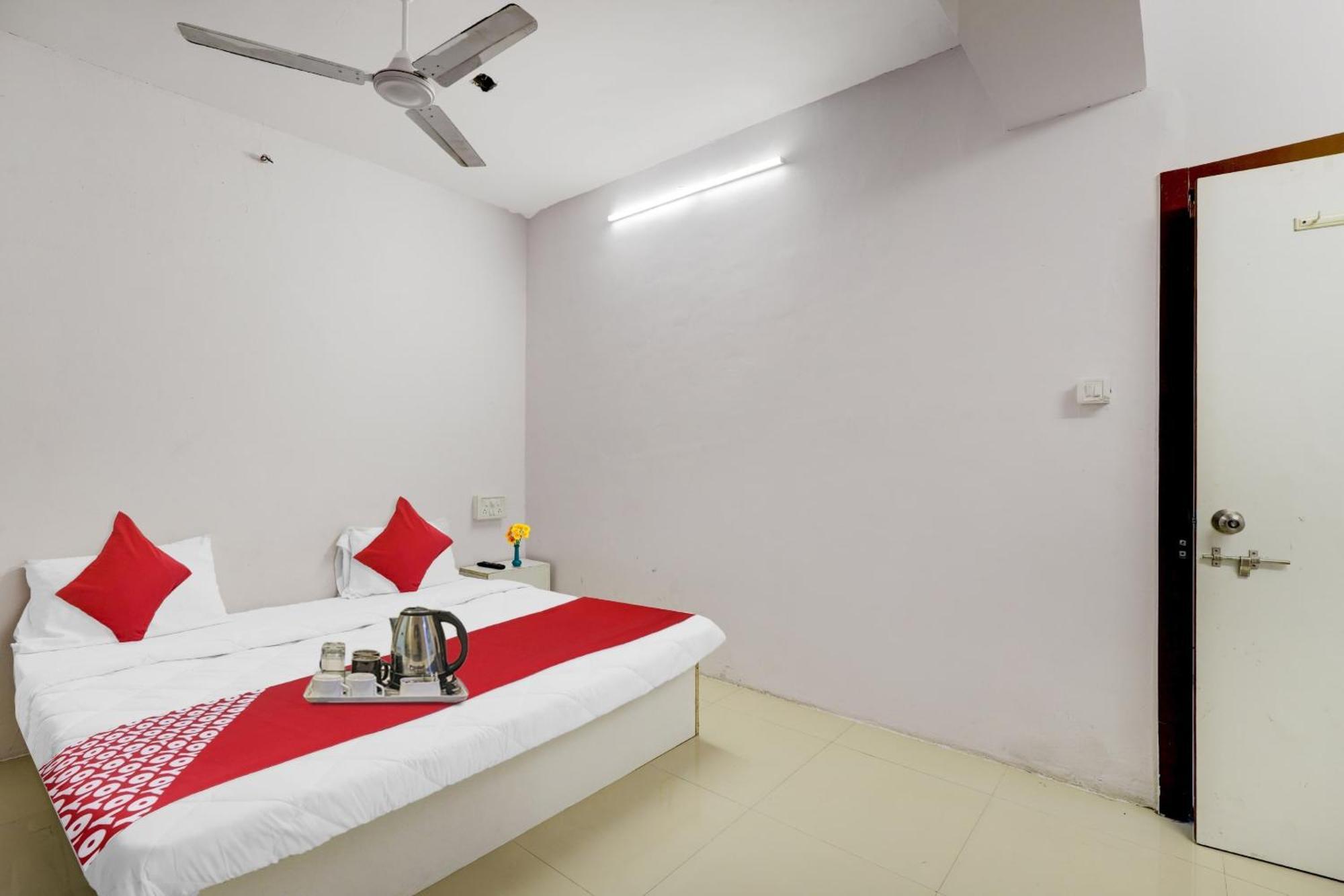 Hotel O Cozy Rooms Surat Luaran gambar