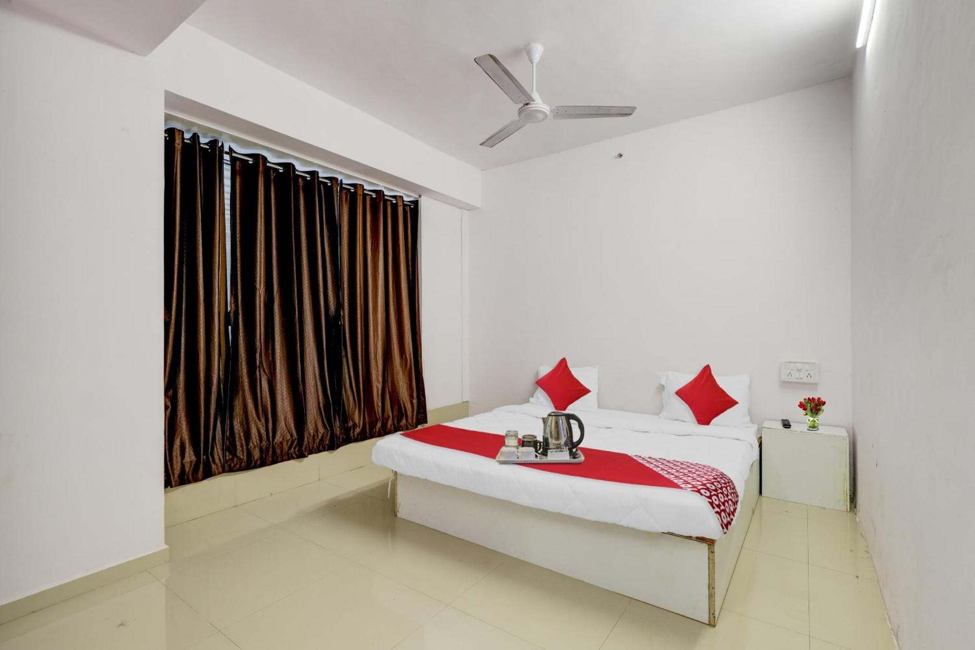 Hotel O Cozy Rooms Surat Luaran gambar