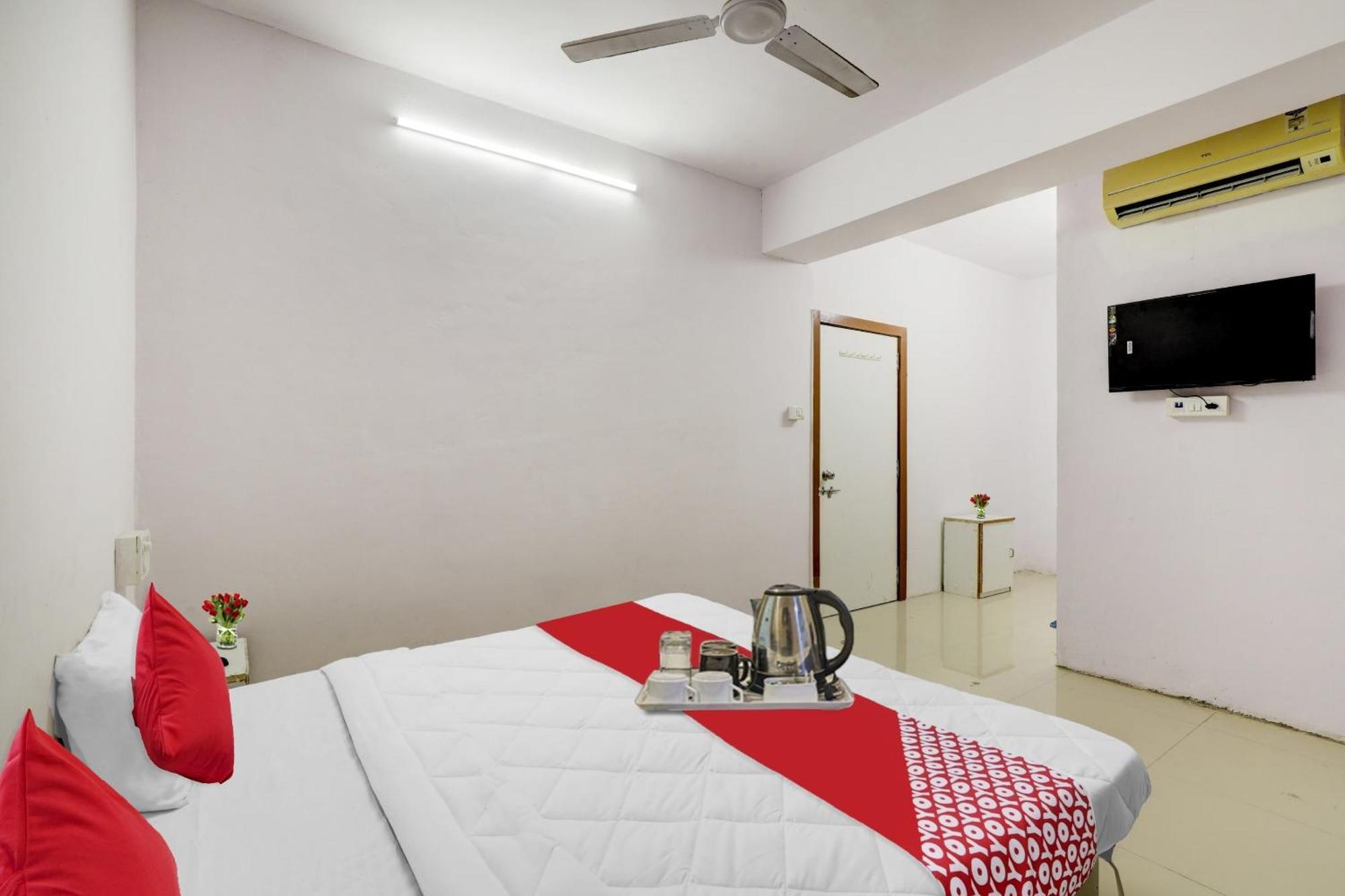 Hotel O Cozy Rooms Surat Luaran gambar