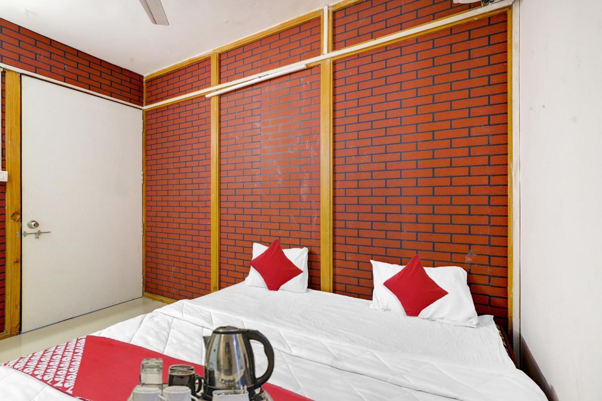 Hotel O Cozy Rooms Surat Luaran gambar