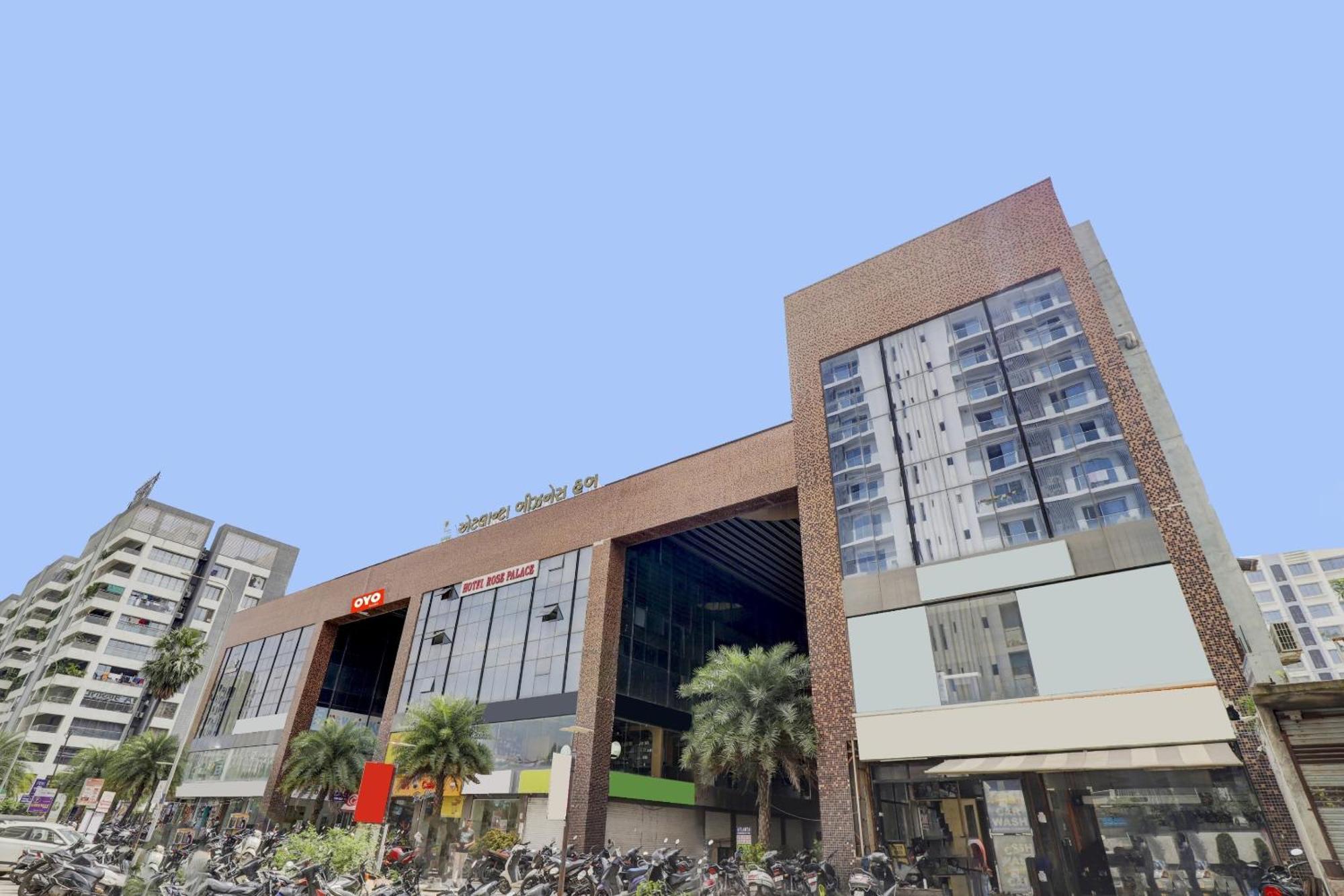 Hotel O Cozy Rooms Surat Luaran gambar