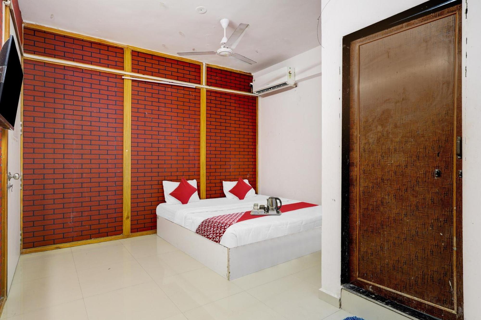 Hotel O Cozy Rooms Surat Luaran gambar