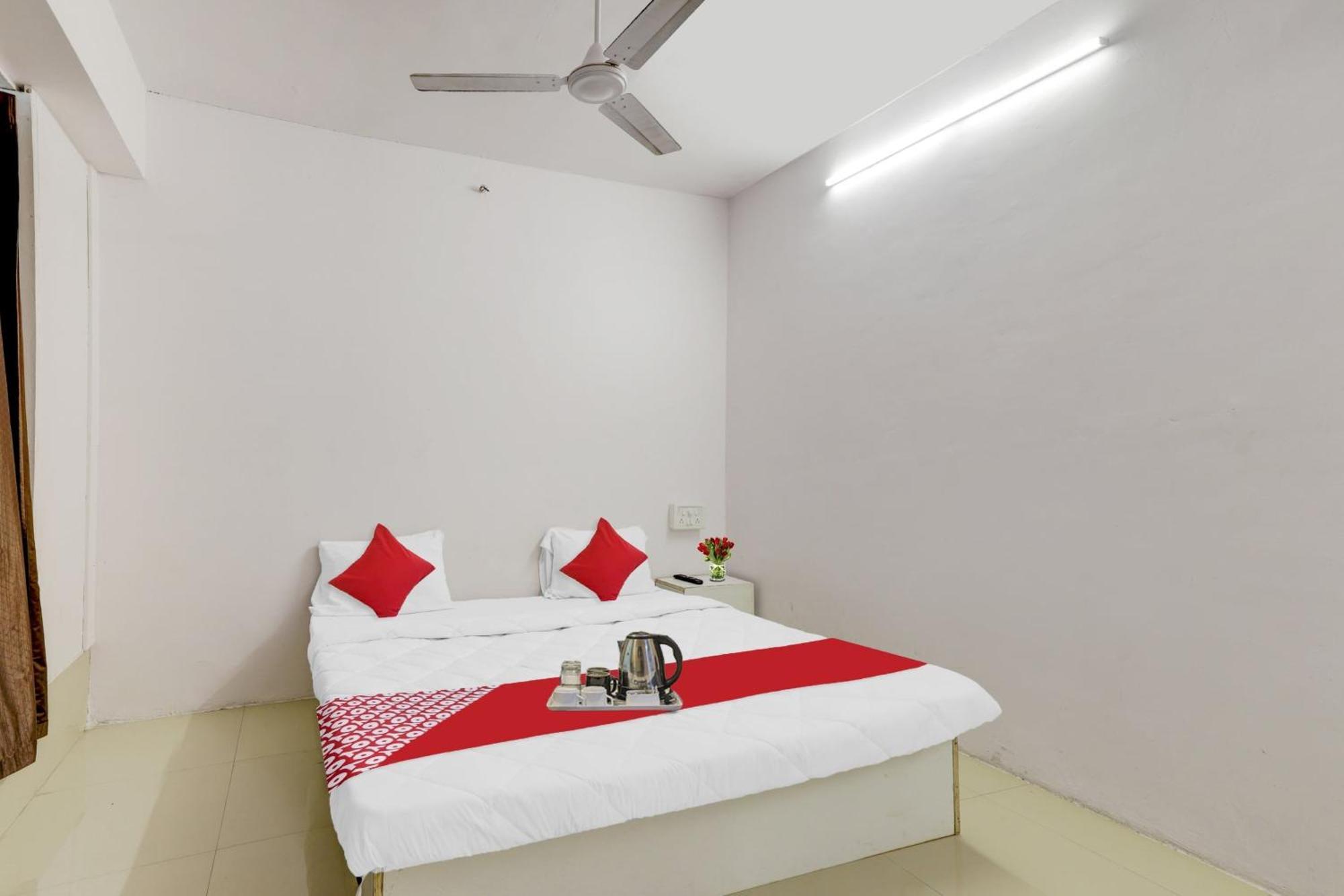 Hotel O Cozy Rooms Surat Luaran gambar